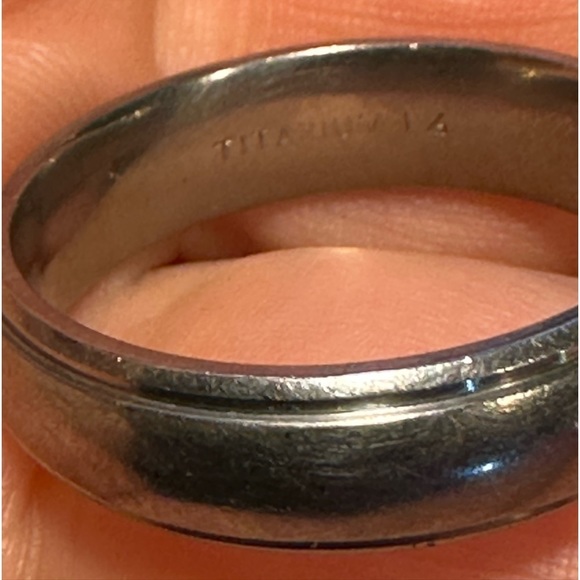 Men’s size 11.5 silver titanium wedding band, and/or everyday ring. 25mm. EUC - Picture 6 of 7